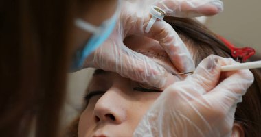 Mikropatenli kaş dövmesi, kalıcı makyaj.