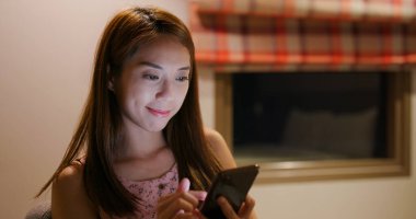 Akşamları akıllı telefon kullanan kadınlar