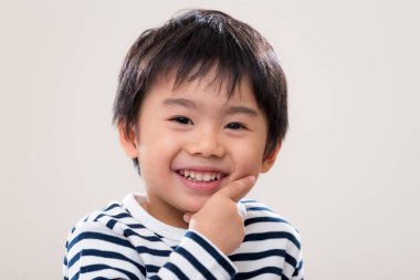 Beyaz arka planda yakışıklı Asyalı çocuk.