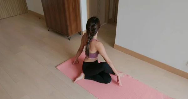 Vrouw Doen Yoga Thuis — Stockfoto