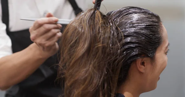 Frau Färbt Sich Salon Die Haare Mit Farbe — Stockfoto