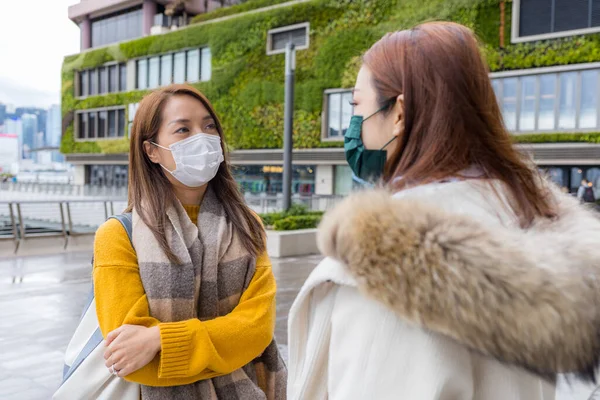 Gadis Teman Berbicara Dan Mengenakan Masker Wajah — Stok Foto