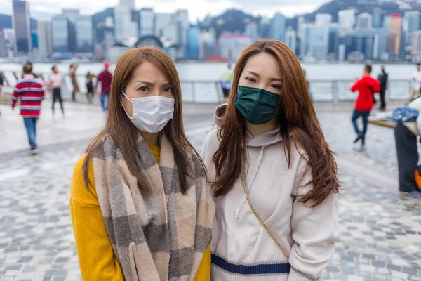 Dua Wanita Memakai Masker Wajah Kota — Stok Foto