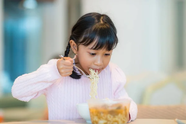 Miúdo Menina Comer Macarrão Instantâneo — Fotografia de Stock