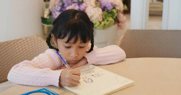 Bambina Disegnare Sul Libro — Foto Stock