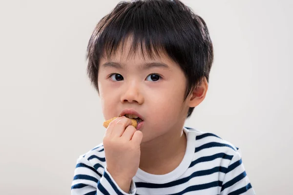 Liten Pojke Äter Kaka Vit Bakgrund — Stockfoto