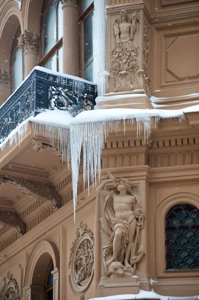 Winter. The big icicles — Stockfoto