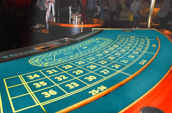カジノ。ヨーロッパのルーレットのテーブル — ストック写真