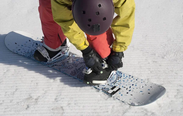 Athlete Checks Fastenings Descent Mountain Snowboard — Stock Photo, Image