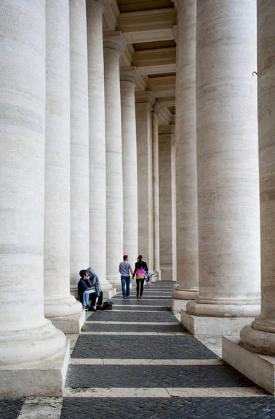 Vatican. verliebtes Paar zwischen den Kolonnaden. — Stockfoto