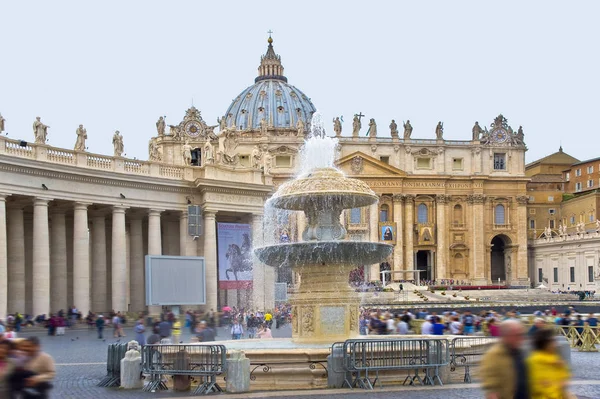 Rom, vatican. der Brunnen auf dem Platz. — Stockfoto
