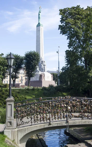 Riga. Özgürlük Anıtı ve aşıklar Köprüsü — Stok fotoğraf