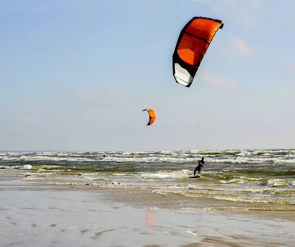 Jrmala (Latvia). Surfing at the sea  with a red parachute — Stock Photo, Image