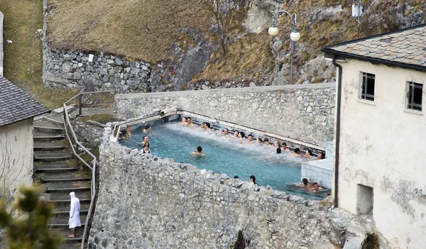 Bormio Bagni Vecchi, Italia. Un relax in piscina dal caldo th — Foto Stock