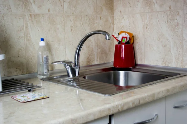 Moderne ontwerp van een wastafel en een kraan in de keuken. — Stockfoto