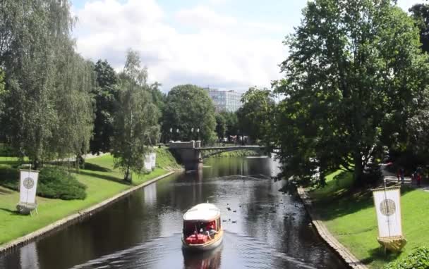 Bateau à pied sur le canal de Riga (Lettonie) ) — Video