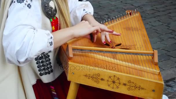 Tocando en el instrumento popular letón kokle en Riga. Con un sonido . — Vídeo de stock