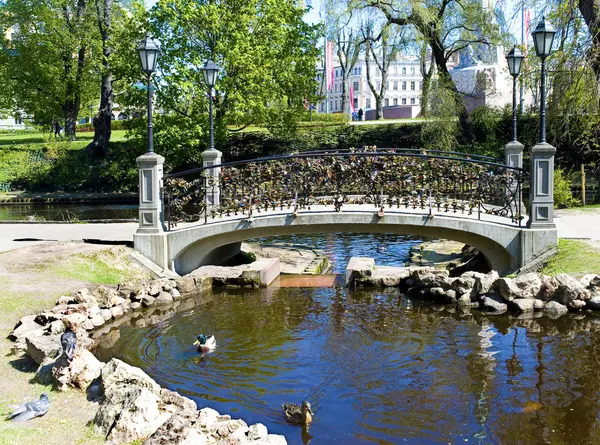 Riga. Vorhängeschlösser auf der Brücke aller Verliebten. — Stockfoto