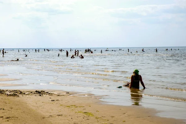 Letonia, Jurmala. Descanso en la playa del Golfo de Riga —  Fotos de Stock