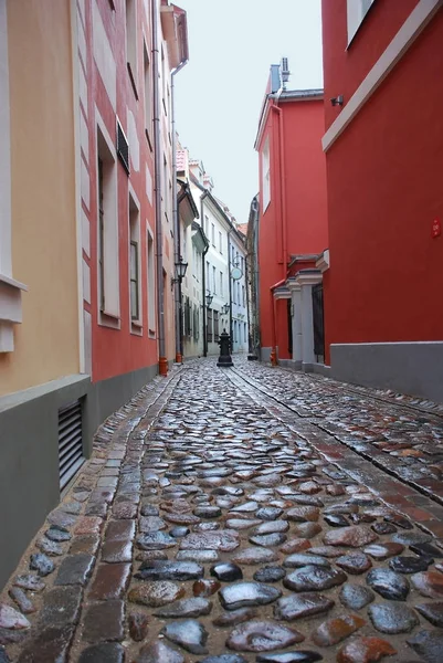 Узкая улица в Риге (Латвия) ) — стоковое фото