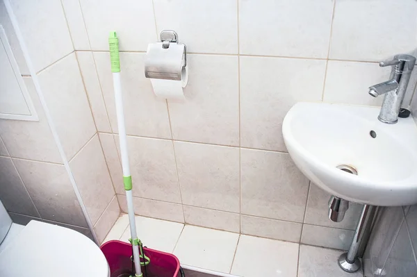 Salle de toilettes avec cuvette de toilette et lavabo d'angle — Photo