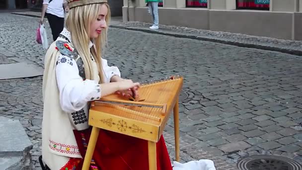 Tocando en el instrumento popular letón kokle en Riga. Con un sonido . — Vídeo de stock