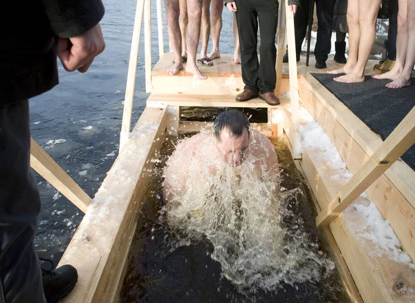 Bathing in the consecrated water of the river Daugava in Riga (L — Stock Photo, Image
