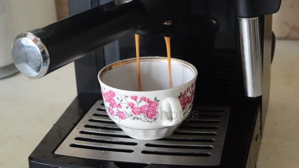 Zubereitung Des Kaffees Mittels Kaffeemaschine Unter Häuslichen Bedingungen Mit Einem — Stockvideo