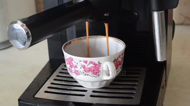 家の条件でコーヒー デバイスによるコーヒーの調製 — ストック動画