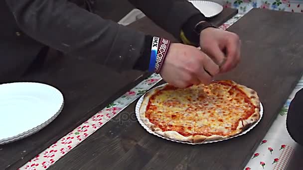 在新的一年市场上生产和销售比萨 — 图库视频影像