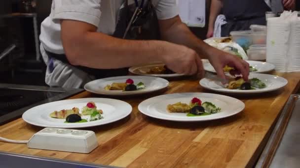 Bereiding Van Heerlijke Gerechten Keuken Van Een Restaurant — Stockvideo