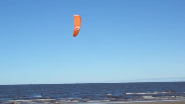 Jurmala Letónia Surfando Mar Com Paraquedas Vermelho Com Vento Forte — Vídeo de Stock