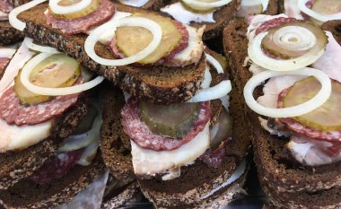 Sosisli ve pastırmalı sandviç.