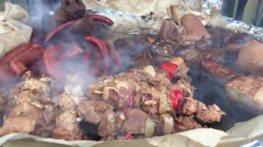 Letonya, Riga. Büyük bir tavada pişirmek ve sokakta et, barbekü ve sosis satmak..