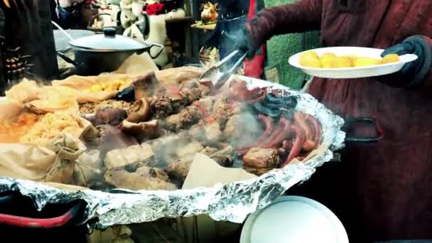 ラトビア 大きな鍋で調理し 路上で販売肉豚肉 バーベキューやソーセージ — ストック動画