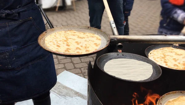 Palacsinta Elkészítésének Sütésének Folyamata Függetlenül Utcán Maslenicában Húsvéti Serpenyőben — Stock Fotó