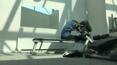 Fitness. Spor salonundaki adam karın kaslarını güçlendirmek için egzersiz yapar.).