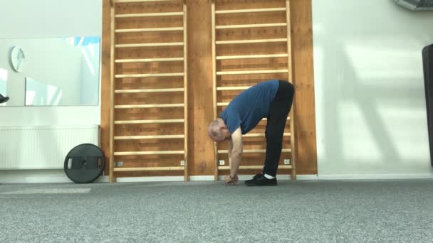 Der Mann Fitnessstudio Macht Kipp Dehn Und Aufwärmübungen — Stockvideo