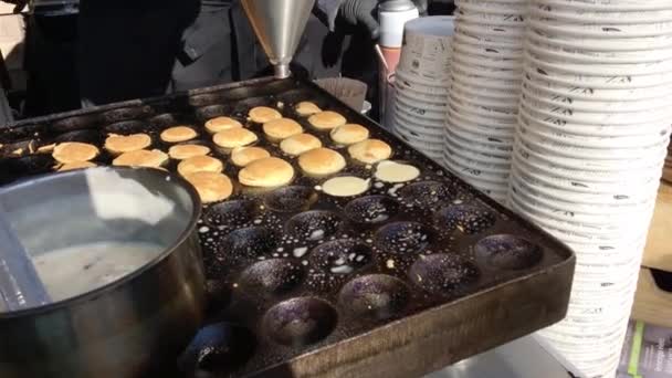 Het Proces Van Het Maken Van Kleine Pannenkoeken Straat Van — Stockvideo