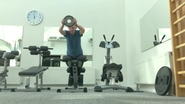 健身房的男人做举重运动来锻炼背部肌肉 — 图库视频影像