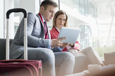 İş adamları lobi dijital tablet kullanma 