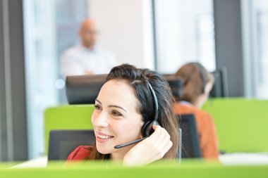 Güzel işkadını kulaklık kullanma office 