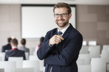 mutlu işadamı seminer salonunda duran 