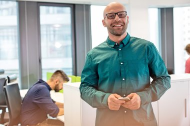 Ofisteki kendine güvenen iş adamı 