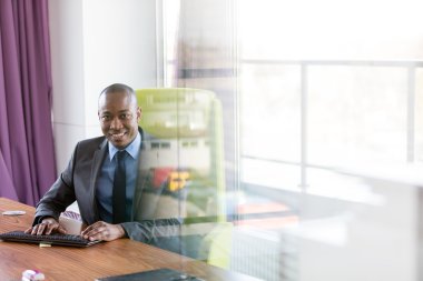 Bilgisayar klavye kullanma office iş adamı