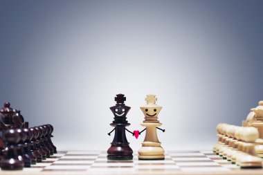 satranç tahtası üzerinde satranç figürleri