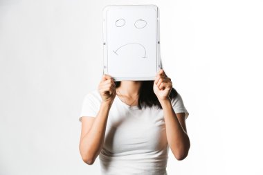 Kurulu ile üzgün yüz tutan kadın