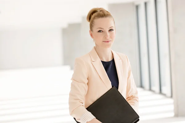 Business woman holding file in office — стоковое фото