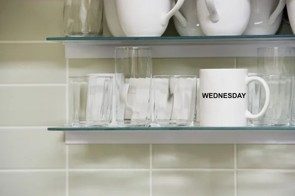 Caneca com sinal de quarta-feira na prateleira — Fotografia de Stock