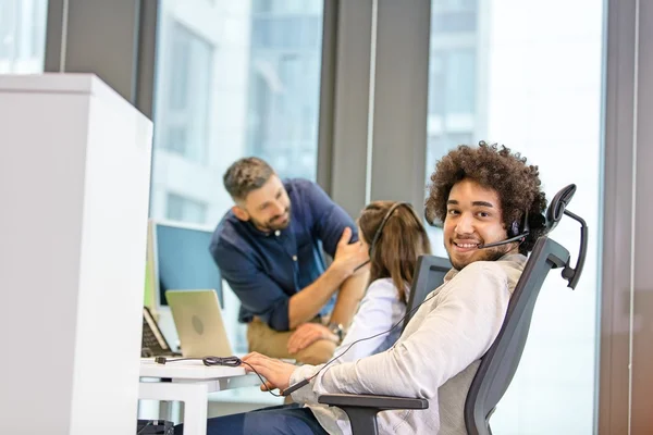 Representante de atendimento ao cliente masculino no escritório — Fotografia de Stock